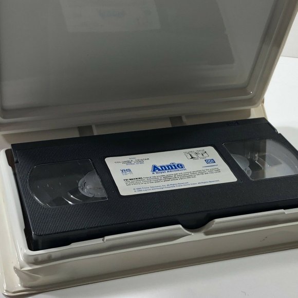 Annie the Royal Adventure VHS Movie Tape - Picture 3 of 6
